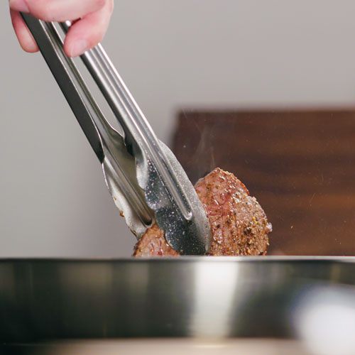 Poêle inox qui accroche Comment y remédier
